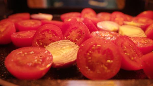 Die Tomaten brutzeln im Ofen. | Rechte: rbb/Matthias Bazyli