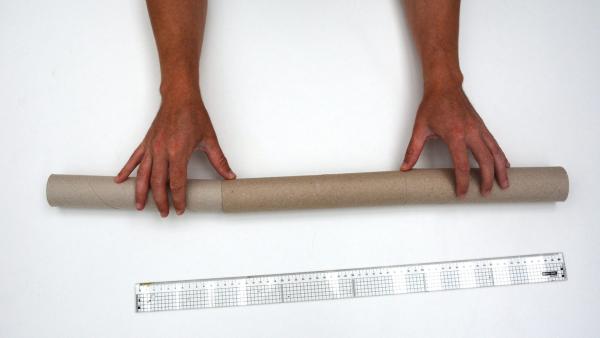 Das Didgeridoo soll mindestens 70 Zentimeter lang werden. Dafür brauchst du zum Beispiel zwei leere Küchenrollen und eine Toilettenpapier-Rolle.  | Rechte: KiKA