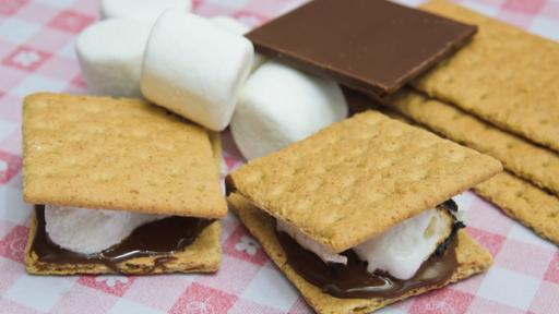 Amerikanisches Kekssandwich "S'More" 