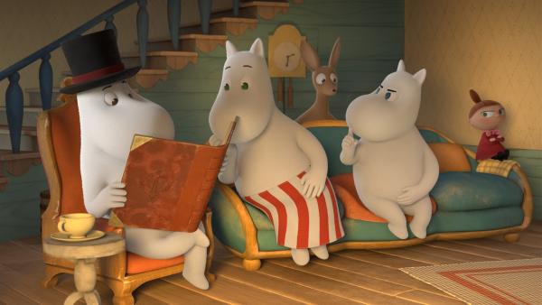 Am Abend liest Muminpapa (l.) eine Geschichte vor. Sniff (3.v.r.) hat das unsichtbare Kind erschreckt. | Rechte: ZDF/Moomin Characters/Gutsy Animations 2019
