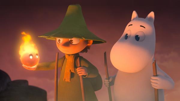 Snufkin (l.) möchte den kleinen Feuergeist zurück zum Vulkan bringen. Mumin begleitet ihn. | Rechte: ZDF/Moomin Characters/Gutsy Animations 2019