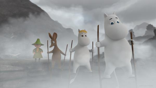Gemeinsam gehen die Freunde auf Stelzen zum Vulkan. | Rechte: ZDF/Moomin Characters/Gutsy Animations 2019