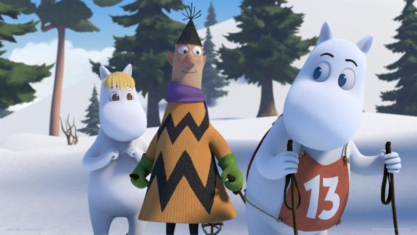 Herr Frisch (M.) fordert Mumintroll (r.) zum Skirennen heraus. | Rechte: ZDF/Moomin Characters/Gutsy Animations 2019