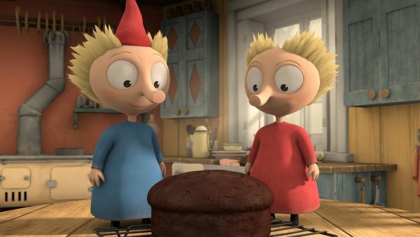 Die kleinen Besucher Tofslan (l.) und Vifslan (r.) nehmen sich den Schokoladenkuchen vor. | Rechte: ZDF/Moomin Characters/Gutsy Animations 2019
