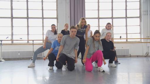 MY MOVE DANCECREW mit Profi-Choreografin Sarah Hammerschmidt beim Training (Quelle: STARSHIP FILM GmbH)