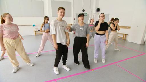 Die MY MOVE DANCECREW steht gemeinsam mit Sarah Hammerschmidt in einem Tanzstudio in Berlin (Quelle: © Starship Film GmbH/rbb)