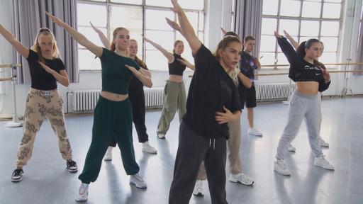 Sarah testet die Beweglichkeit und Kondition der acht Tänzerinnen und Tänzer der MY MOVE DANCECREW (Quelle: STARSHIP FILM GmbH)