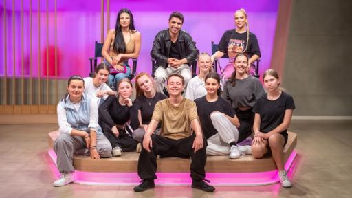 Alle zusammen: die Jury mit Ivana Santacruz, MYLE, Sarah Hammerschmidt und die Tänzerinnen und Tänzer der Gruppe 1 freuen sich auf das Casting (Quelle: STARSHIP FILM GmbH)