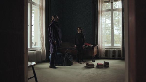 Charlotte (Charlotte Schwab) bringt Luca (Timon Joris Holzmann) sein Gepäck. | Rechte: BR/TV60Filmproduktion GmbH/Ralf K. Dobrick