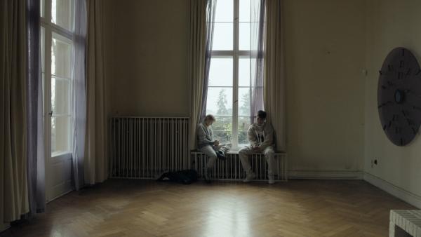 Leonie (Lea Drinda, links) und David (Johan Korte) sitzen am Fenster im Kaminzimmer. | Rechte: BR/TV60Filmproduktion GmbH/Ralf K. Dobrick