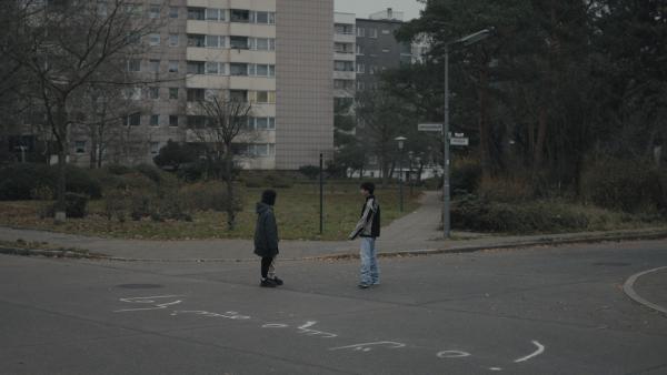 Yussuf (Shadi Eck, rechts) und Elif (Safinaz Sattar) stehen beim Schriftzug auf der Straße. | Rechte: BR/TV60Filmproduktion GmbH/Ralf K. Dobrick