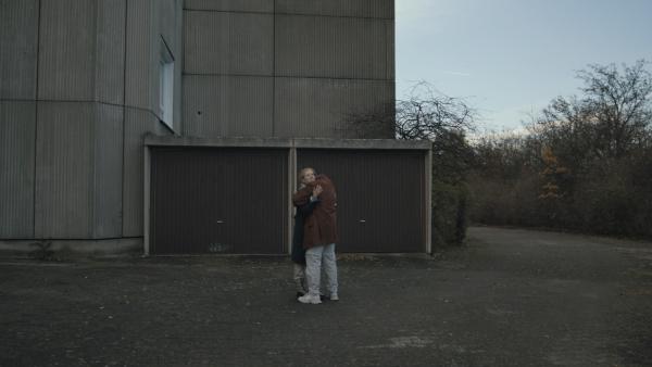 David (Johan Korte) umarmt Leonie (Lea Drinda), die aus dem Nebel zurück ist. | Rechte: BR/TV60Filmproduktion GmbH/Ralf K. Dobrick