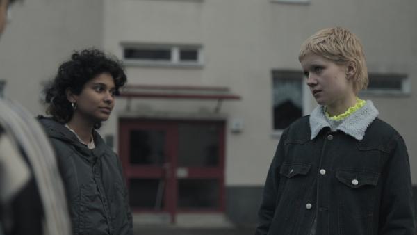 Von links: Leonie (Lea Drinda) und Elif (Safinaz Sattar) auf der Straße. | Rechte: BR/TV60Filmproduktion GmbH/Ralf K. Dobrick