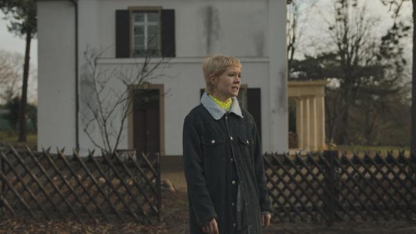Leonie (Lea Drinda ) alleine vor der Villa. | Rechte: BR/TV60 Filmproduktion GmbH/Ralf K.Dobrick