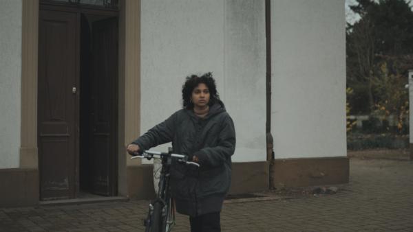Elif (Safinaz Sattar) verlässt die Villa mit ihrem Fahrrad. | Rechte: BR/TV60 Filmproduktion GmbH/Ralf K.Dobrick