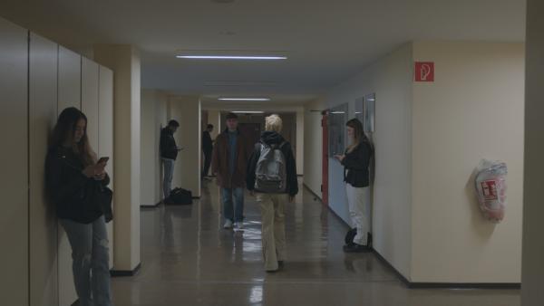 Mitte: David (Johan Korte) und Leonie (Lea Drinda) laufen im Schulflur aneinander vorbei. | Rechte: BR/Ralf K.Dobrick