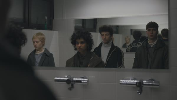 Von links: Leonie (Lea Drinda), Elif (Safinaz Sattar), Yussuf (Shadi Eck) und David (Johan Korte) schauen in den Spiegel. | Rechte: BR/TV60 Filmproduktion GmbH/Ralf K.Dobrick
