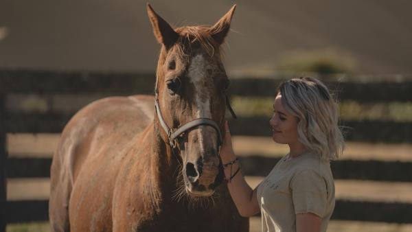 Die in Sachen Pferde unerfahrene Issie (Macey Chipping) hat einen besonderen Draht zu Wildpferd Blaze. In ihrer Nähe kann sich das Tier entspannen. | Rechte: ZDF/Matt Klitscher