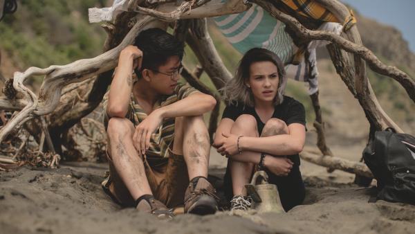 Caleb (Joshua Tan) offenbart Issie (Macey Chipping) in einem ruhigen Moment am Strand, dass er homosexuell ist. | Rechte: ZDF/Matt Klitscher