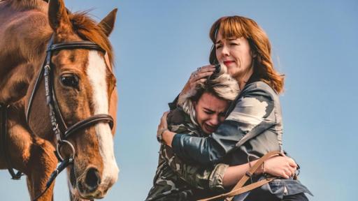 Amanda nimmt die weinende Issie in den Arm. Links neben den beiden steht Blaze.