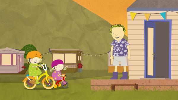 Nele und Nora kommen auf ihren Fahrrädern. Papa möchte heute auf ein Picknick gehen. | Rechte: KiKA/Geronimo Productions