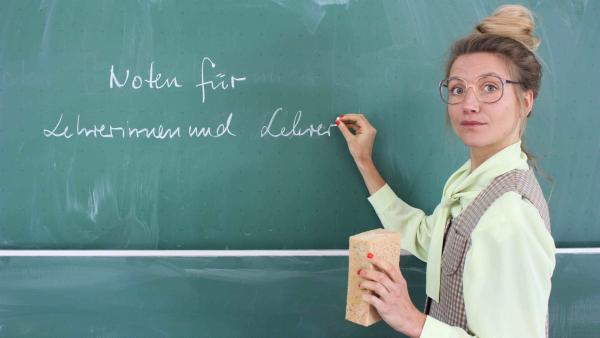 Jana steht als strenge Lehrerin verkleidet mit Schwamm und Kreide an der Tafel. Sie besucht die Robert-Bosch-Gesamtschule in Hildesheim und will wissen, wie guter Unterricht geht. | Rechte: WDR/tvision