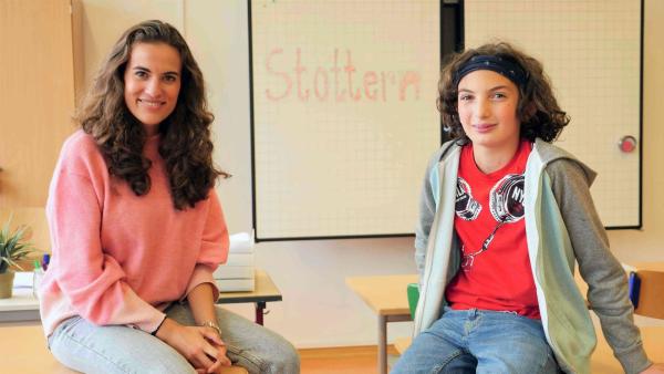 Vorurteile gegen Stotternde – Anselm (rechts) räumt in einer Schule damit auf. Und Moderatorin Mona erfährt, wie das geht. | Rechte: WDR/tvision