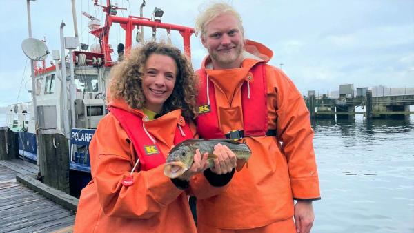 Reporterin Gesa besucht den Meeresbiologen Felix. Bei ihm findet sie heraus, warum die Dorsche in der Ostsee überfischt sind. | Rechte: WDR/tvision