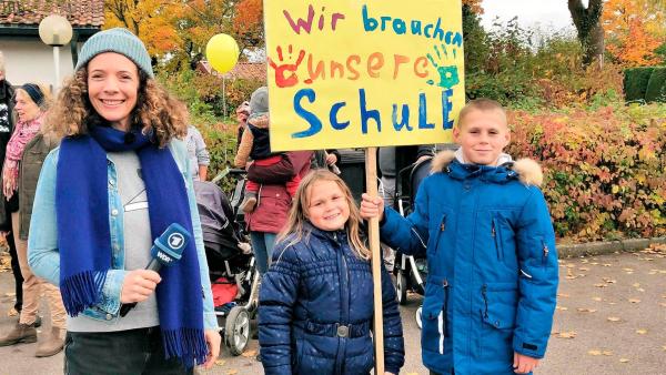 Reporterin Gesa mit Leon (12) und Tanja (8) zum Thema: "Der letzte Gong? – Ein Dorf kämpft für seine Schule". | Rechte: WDR/tvision