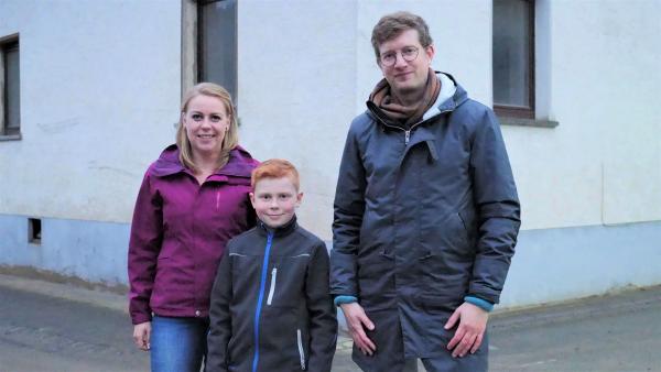 Für neuneinhalb ist Robert im Ahrtal unterwegs. Leon und seine Mutter Eli können seit der Flutkatastrophe im Sommer nicht mehr in ihrem Haus wohnen. | Rechte: WDR/tvision