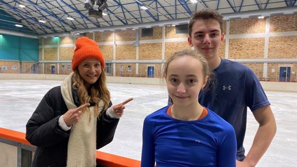 Die Geschwister Sonja und Robert trainieren seit einem Jahr als Partner den professionellen Paar-Eiskunstlauf. Jana trifft die beiden beim Training. | Rechte: WDR/tvision