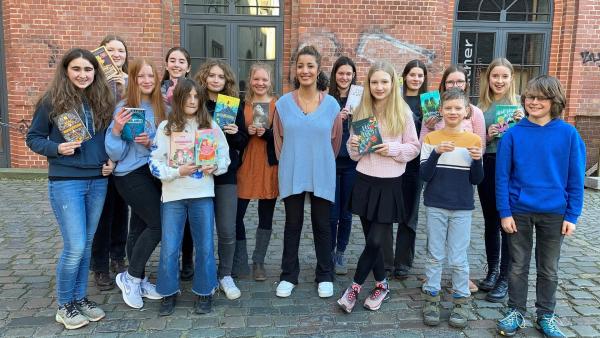Moderatorin Tess trifftt die Young Bookstagram Community - das sind Jugendliche, die gerne lesen und über Bücher bloggen. | Rechte: WDR/tvision