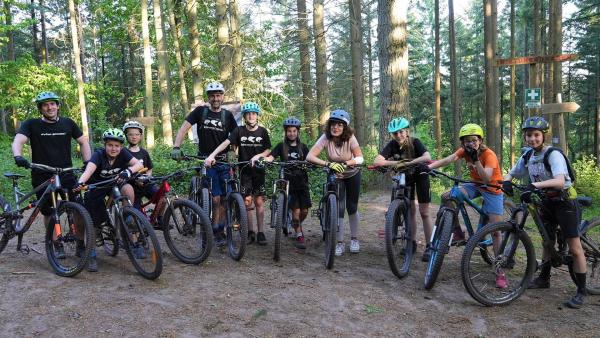 Die Kids vom Verein Fahrvergnügen nehmen Reporterin Tessniem mit auf ihre Mountainbike-Tour durch den Wald. | Rechte: WDR/tvision