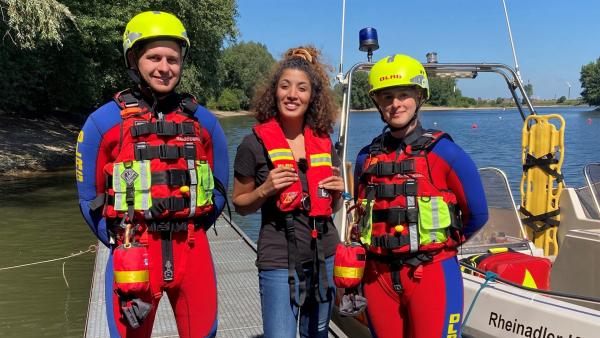 Wie gefährlich ist es, im  Rhein zu baden? Das  möchte Tessniem  wissen und trifft dazu die Strömungsretter Kevin und Cécile von  der DLRG. | Rechte: WDR/tvision
