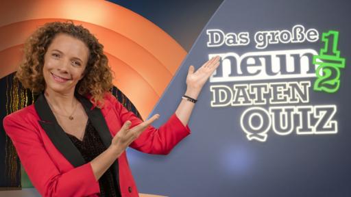 Reporterin Gesa zeigt zur Schrift "Das große neuneinhalb Datenquiz".