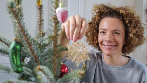 Gesa schmückt Weihnachtsbaum