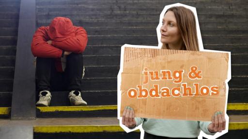 Ein Jugendlicher sitzt auf einer Treppe im öffentlichen Raum und hat den Kopf auf die verschränkten Arme gelegt. Davor ist Reporterin Jana eingeblendet. Sie hält ein Pappschild in der Hand, auf dem der Schriftzug "jung & obdachlos" eingeblendet ist.