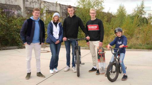 Reporter Robert, Nele, Florian, Dennis und Mika stehen auf einem Platz in Meerbusch.