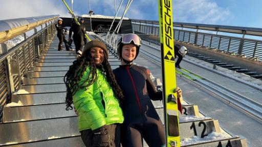 Reporterin Luam steht mit Skispringerin Nadine Färber auf einer Skisprungschanze in Oberstdorf.