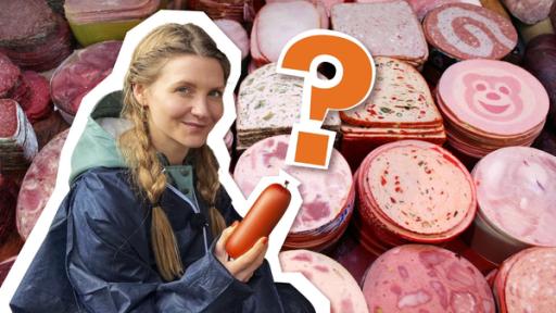 Jana hält in der Hand eine Schinkenwurst, neben ihr ist ein Fragezeichen. Im Hintergrund ist das Bild einer Wursttheke eingeblendet.