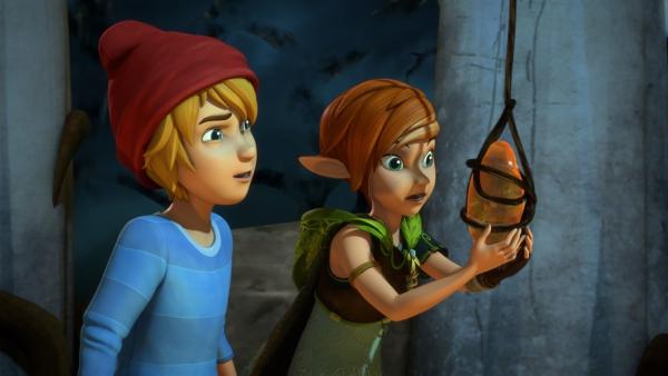 Im Reich des Dunklen Elfs finden Nils und Lina unzählige magische Gegenstände. Der Dunkle Elf hat sie anderen Elfen gestohlen. | Rechte: BR/Studio 100 Animation/Studio 100 NV