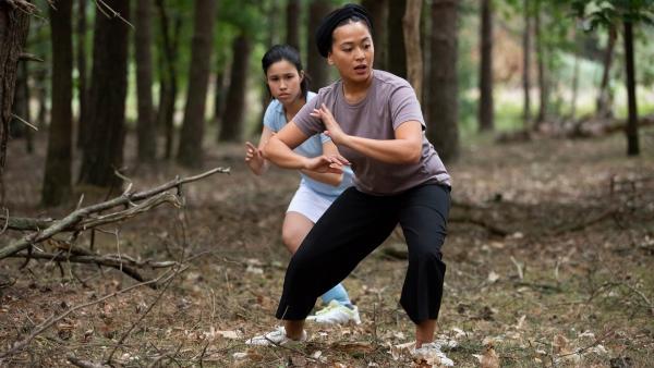 Farah (Denise Aznam, re.) trainiert Hunter (Gina Spadaro) im indonesischen Kampfsport Pencak Silat. | Rechte: WDR/The Storytellers Film & TV/Elvin Boer, 2019