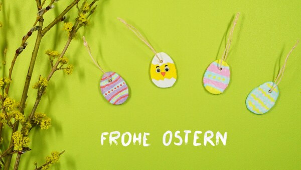 Collage: KiKA-Osterdesign, Salzteigeier, Schriftzug "Frohe Ostern" | Rechte: KiKA