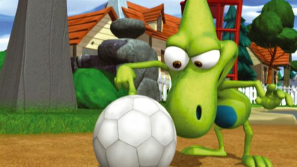 Dinko versucht sich im Fußballspiel - mit ungeahnten Folgen für Tommy. | Rechte: KiKA/Taffy Prod.