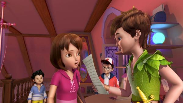 Peter Pan liest, was Wendy ihm gegen hat. John und Michael hören zu. | Rechte: ZDF/method Film/DQ Entertainment