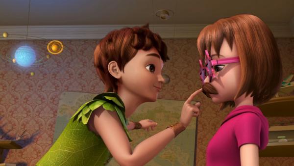 Peter Pan fordert Wendy zum Schweigen auf. | Rechte: ZDF/method Film/DQ Entertainment