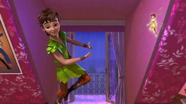Voller Tatendrang fliegt Peter Pan mit Tinker Bell bei den Darling-Kindern zum Fenster herein. | Rechte: ZDF/method Film/DQ Entertainment
