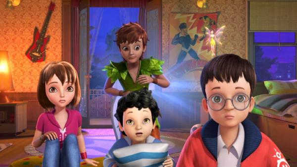 Peter Pan schaut mit Wendy, Michael, John und Tinker Bell fasziniert einen Film im Fernsehen an. | Rechte: ZDF/method Film/DQ Entertainment