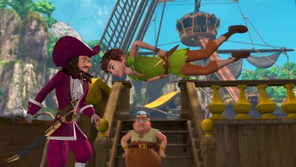 Peter Pan sagt Captain Hook gehörig seine Meinung und Smee hört interessiert zu. | Rechte: ZDF/method Film/DQ Entertainment