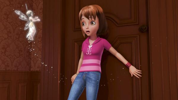 Wendy reagiert erschrocken, als sie die weiße Tinker Bell sieht, die sich als Luftfee entpuppt. | Rechte: ZDF/method Film/DQ Entertainment